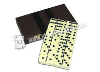 Het gele Dubbele Zes Domino'steken voor Pook bedriegt in kaartenspel